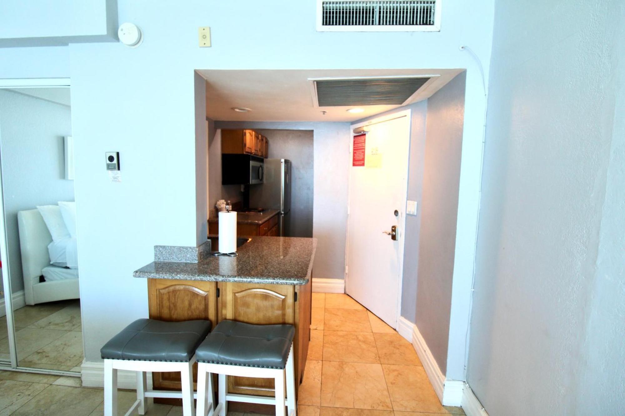 Castle 828 Oceanfront View With Balcony, Pool, Tennis, Beach Access And Free Parking! Маями Бийч Екстериор снимка